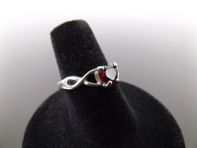 lot 85 image: .925 Sterling Silver Garnet Heart Ring Size 7.25