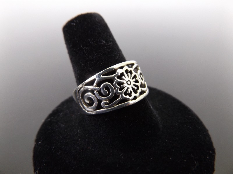lot 96 image: .925 Sterling Silver Flower Filigree Ring Size 9.25
