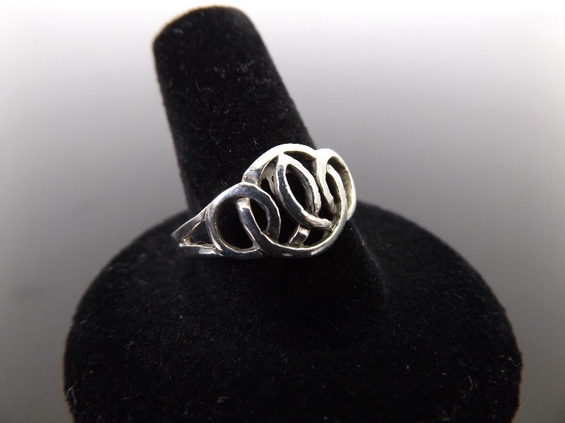 lot 97 image: .925 Sterling Silver Celtic Knot Ring Size 10.25