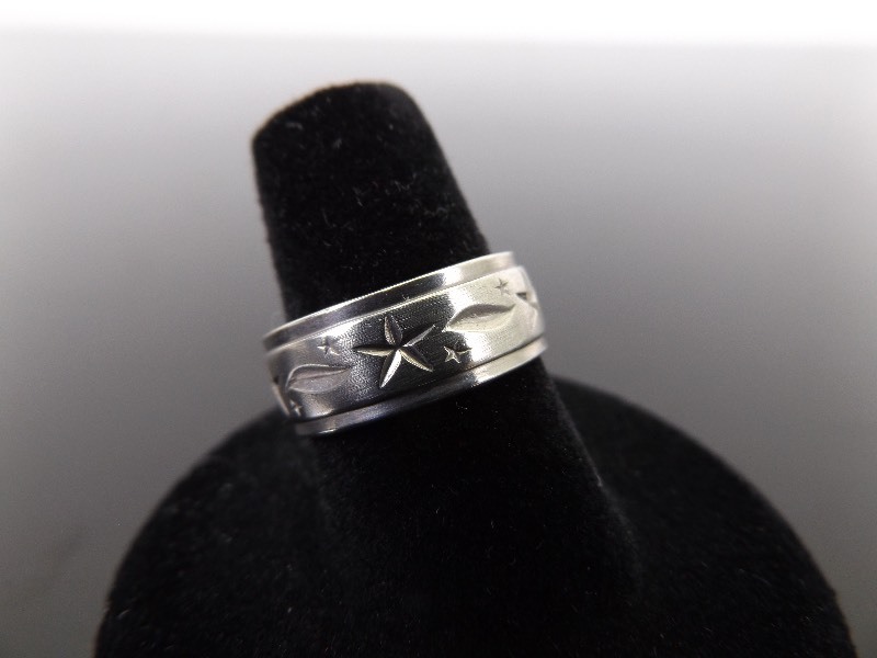 lot 98 image: .925 Sterling Silver Etched Star Ring Size 7.5