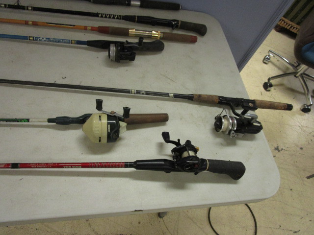 lot 527 image: SEVEN FISHING POLES WITH FOUR REELS