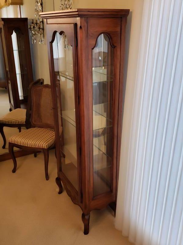 lot 5 image: Hekman Fine Furniture Lighted Curio Cabinet #6623