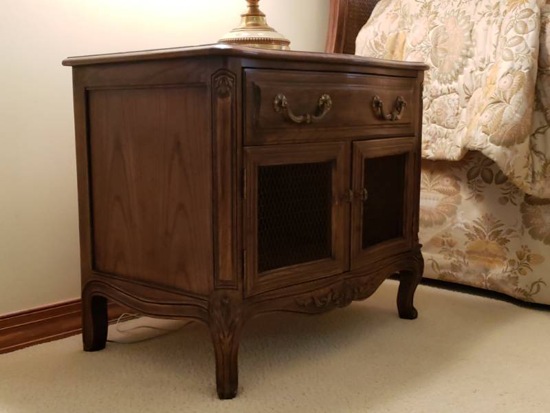 lot 10 image: Henredon Four Centuries Nightstand
