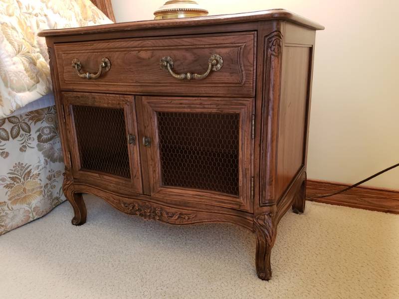 lot 11 image: Henredon Four Centuries Nightstand