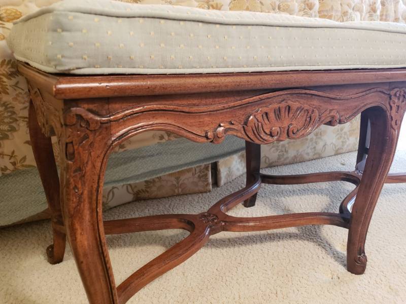 lot 12 image: Henredon Changing Bench