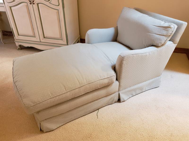 lot 14 image: Upholstered VERY Comfortable Day Bed  Fainting Couch