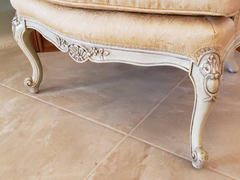 lot 20 image: Elegant Tuffed Upholstered Chair
