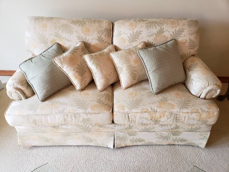 lot 24 image: Flexsteel Sofa with Accent Pillows