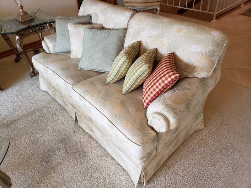 lot 25 image: Flexsteel Couch