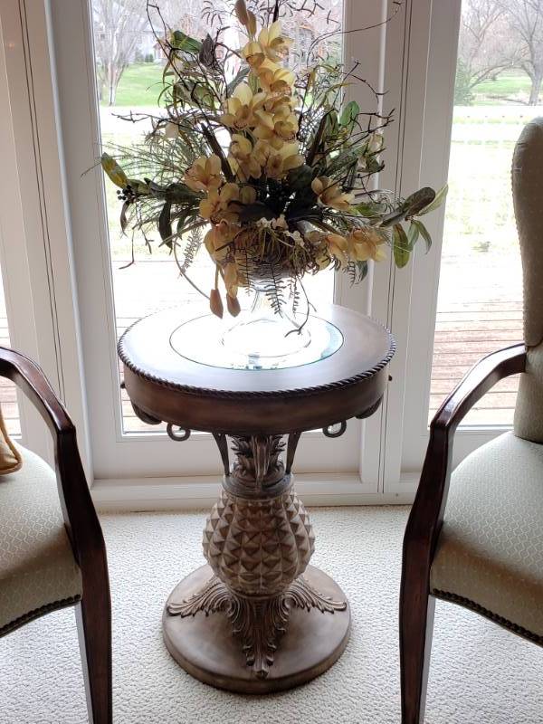 lot 28 image: Beautiful Pineapple Designed End Table with Faux Floral Arrangement