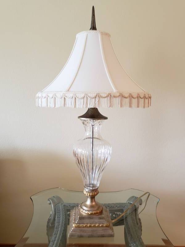 lot 32 image: Beautiful Table Lamp