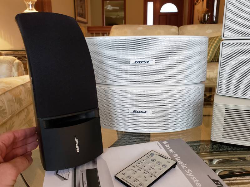 lot 33 image: Bose Wave Music System with (8) Speakers