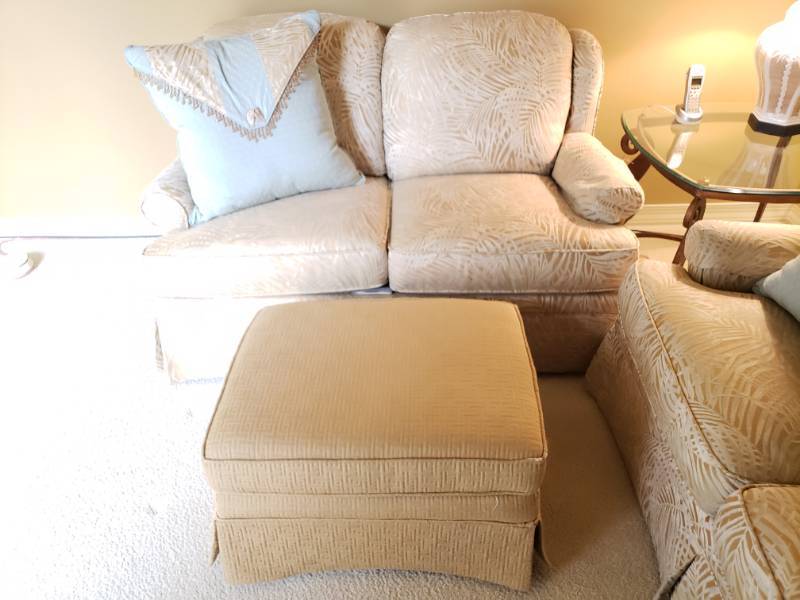 lot 36 image: Flexsteel Love Seat with Accent Pillow and Flexsteel Ottoman