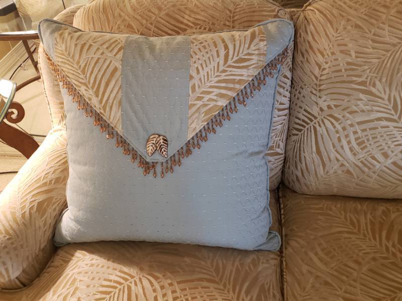 lot 37 image: Flexsteel Love Seat with Accent Pillow