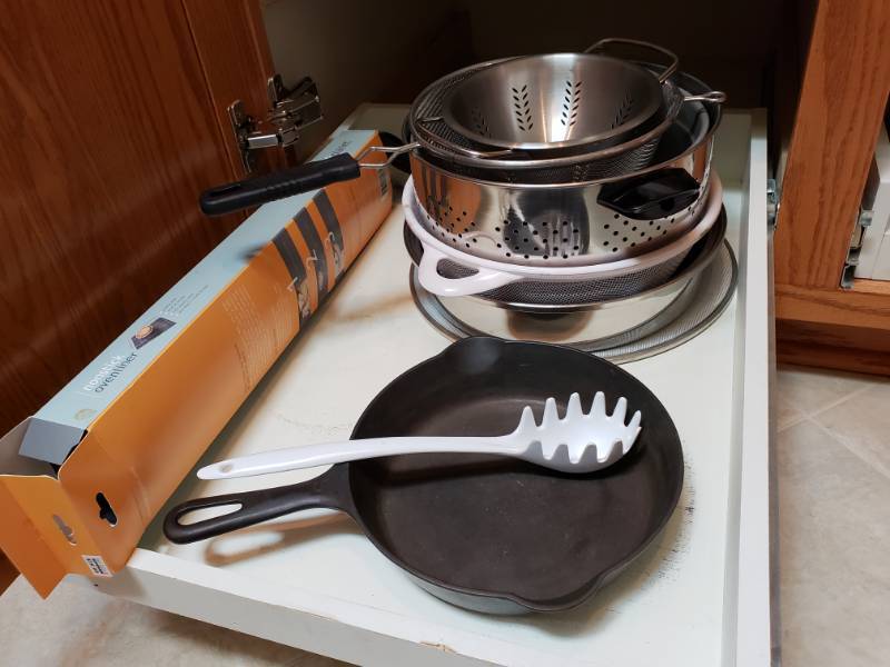 lot 68 image: Vintage Griswold #5 Cast Iron  Cooking  Baking  Pots  Pans