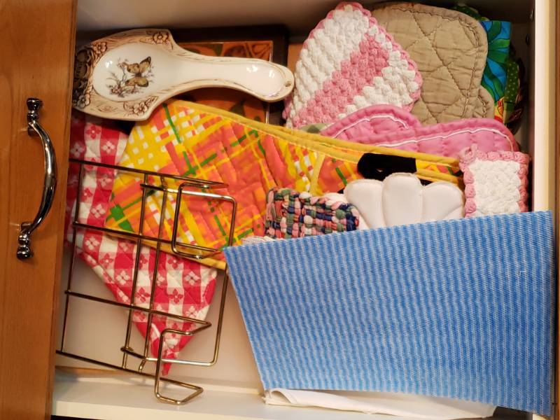 lot 73 image: Decorative Designer Kitchen Towels and Hot Pads