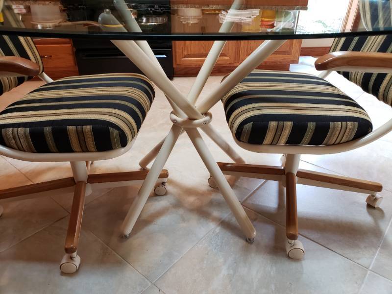 lot 84 image: Kitchen  Dining Room Table and Chairs