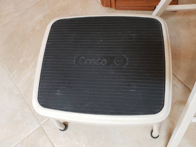 lot 86 image: 1 ft Step and 2 ft Folding Step Ladder