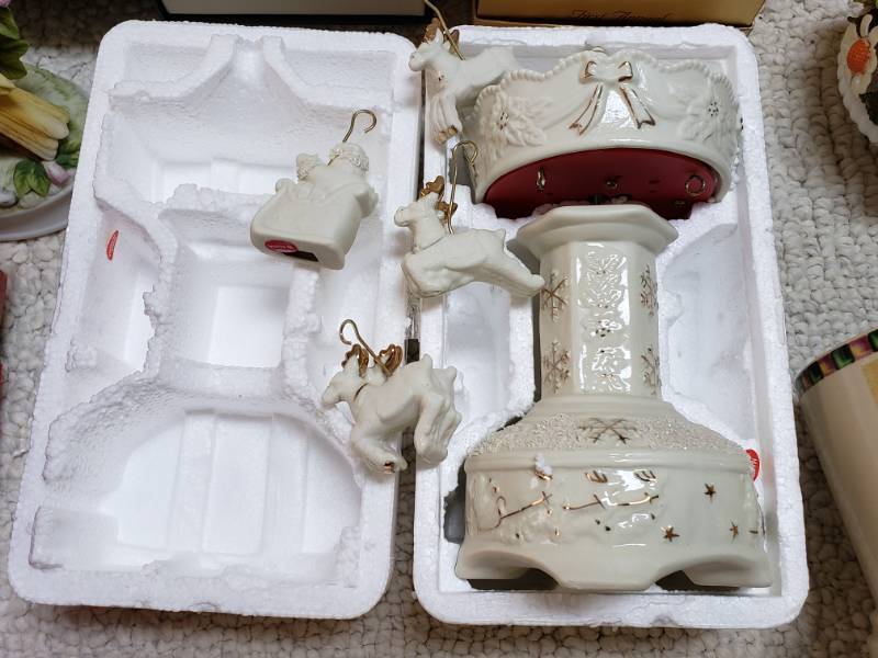 lot 91 image: Mikasa, Dept 56, and More  Collectibles