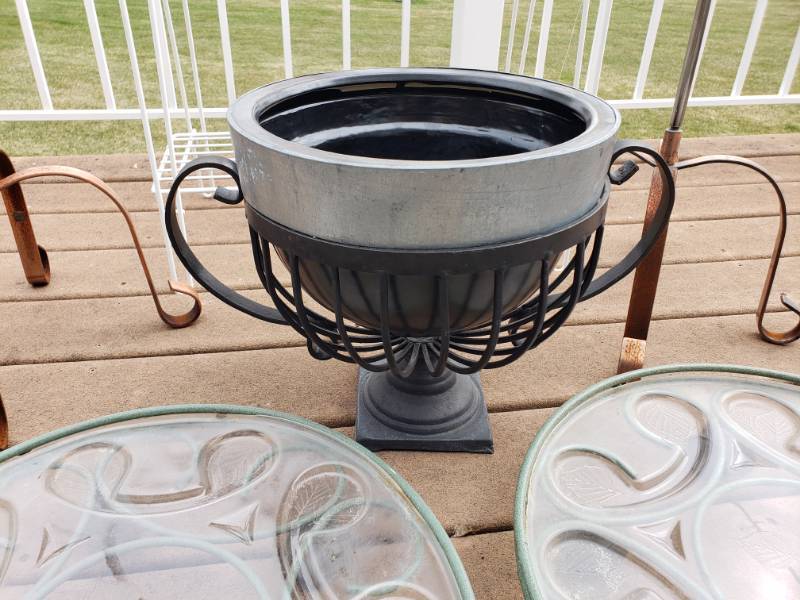 lot 146 image: Planter Pots and Dollies