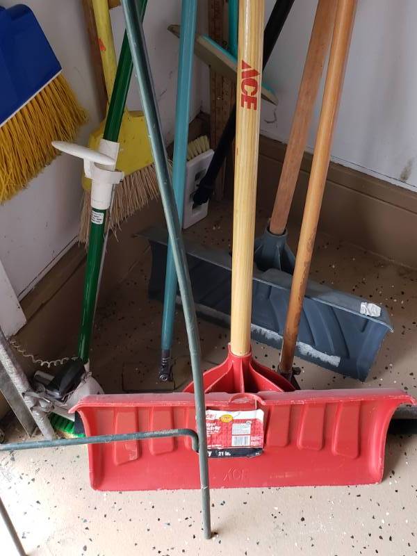 lot 166 image: Yard  Garage  Lawn Tools