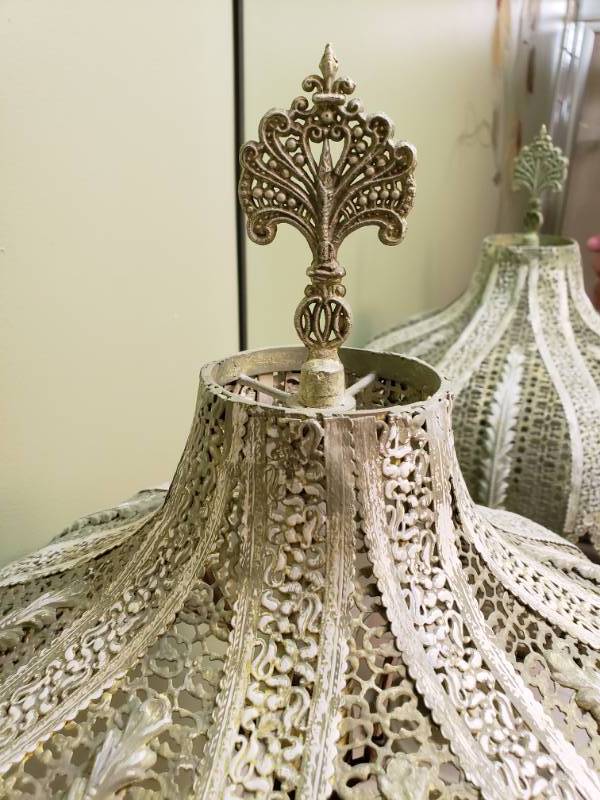 lot 171 image: Decorative Metal Table Lamp