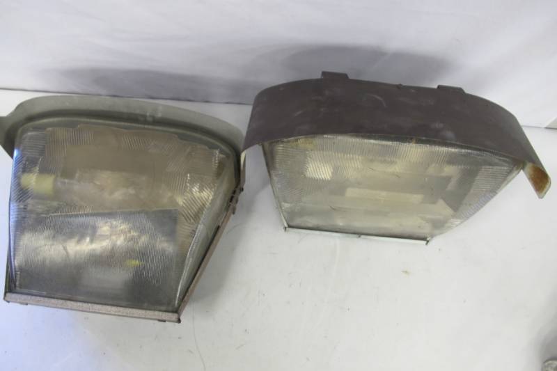 lot 19 image: Pair of Used Outdoor Billboard Lights - Brown
