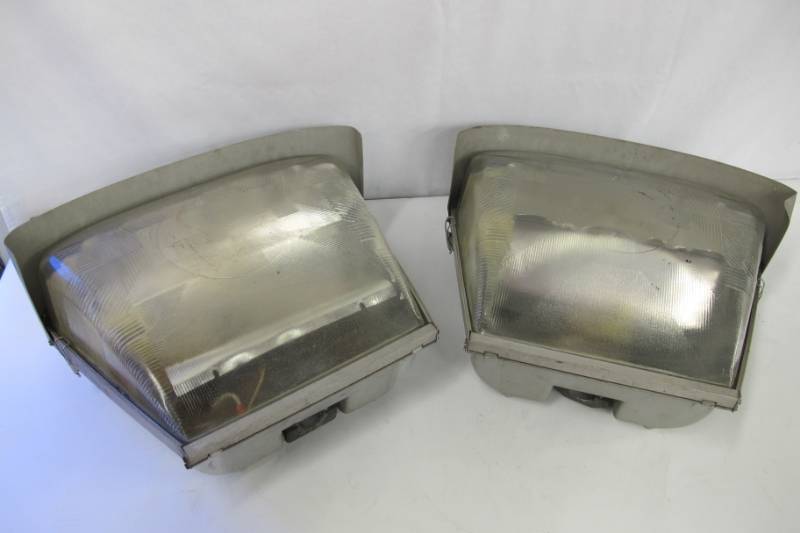 lot 17 image: Pair of Used Outdoor Billboard Lights