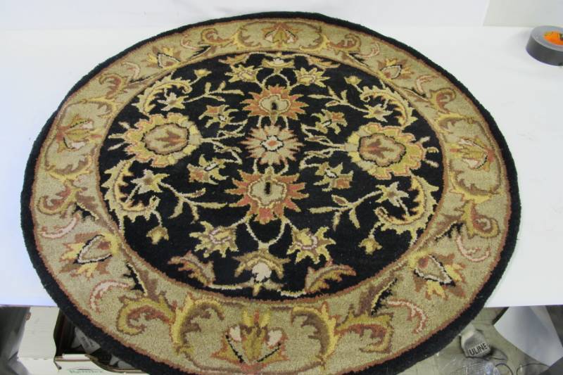 lot 81 image: Artistic Weavers Middleton Virginia Black 3.5 ft. x 3.5 ft. Round Indoor Area Rug