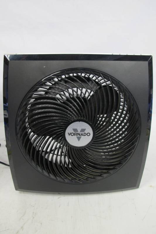 lot 117 image: Vornado 279 Large Panel Air Circulator