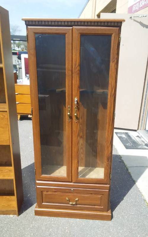 lot 21 image: Gun Cabinet For 7 Long Guns With Keys 29x12x70