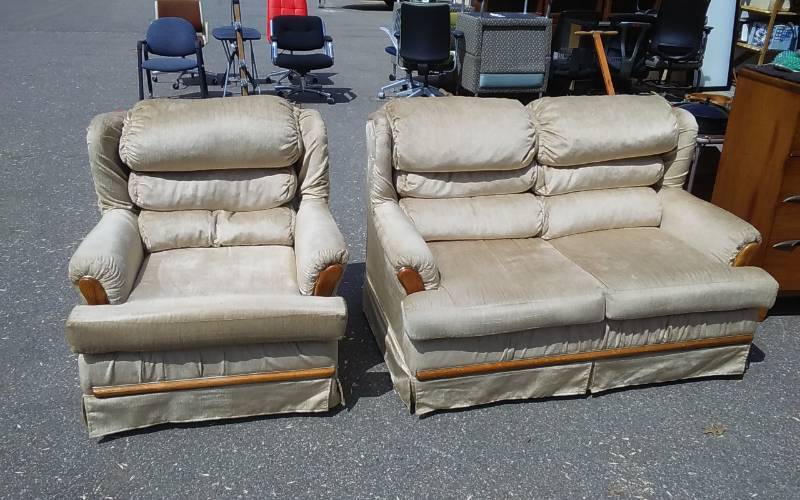 lot 25 image: Plush Beige Love Seat & Chair (Very Clean)