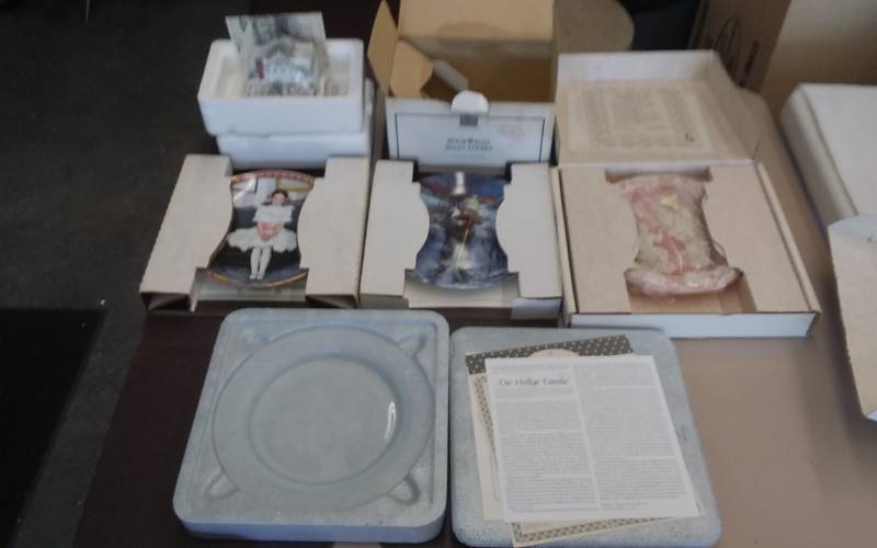 lot 50 image: Assorted Collector Plates (2-Knowles, 1-Shakesperean, 1-Morgantown Crystal, Rockwell Main Street Sculpture, All WCOA)