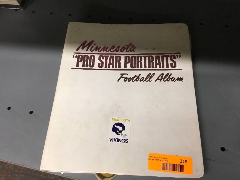 lot 315 image: Minnesota Vikings Pro Star Portraits Football Album