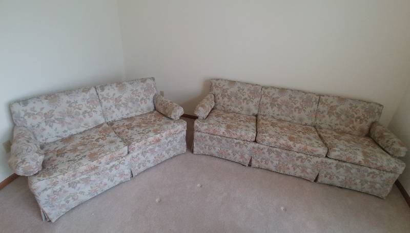 lot 1 image: Couch and Love Seat Set