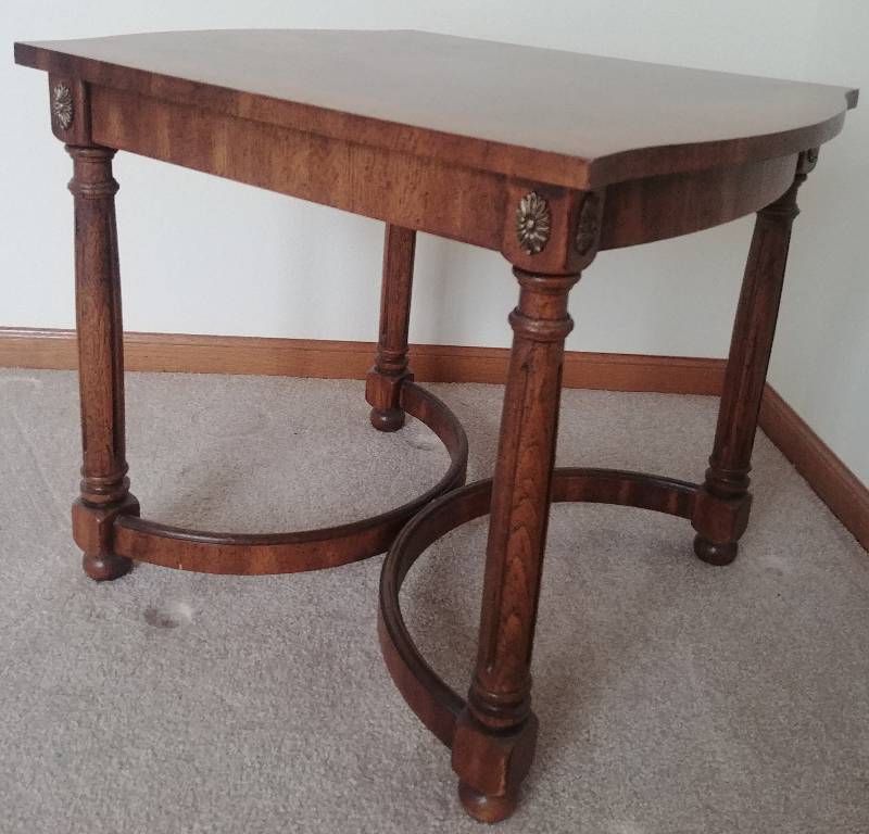 lot 7 image: End Table