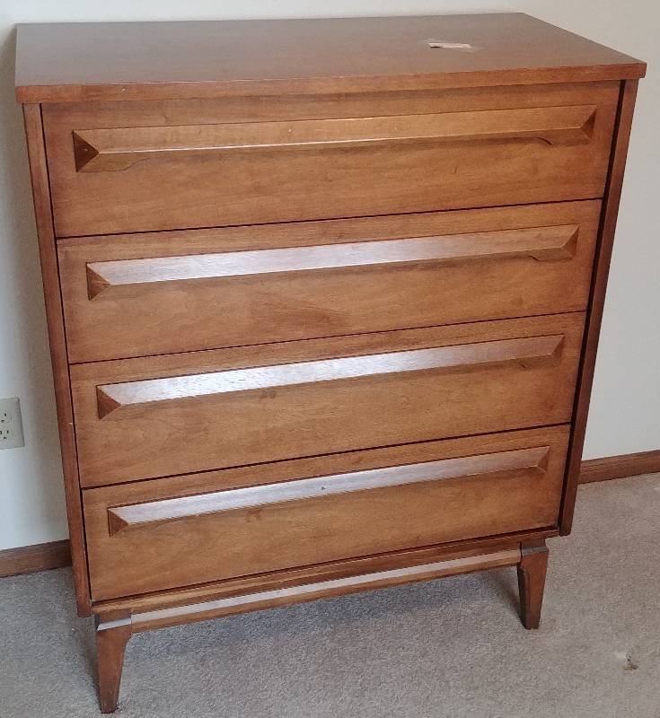 lot 8 image: Vintage Chest of Drawers