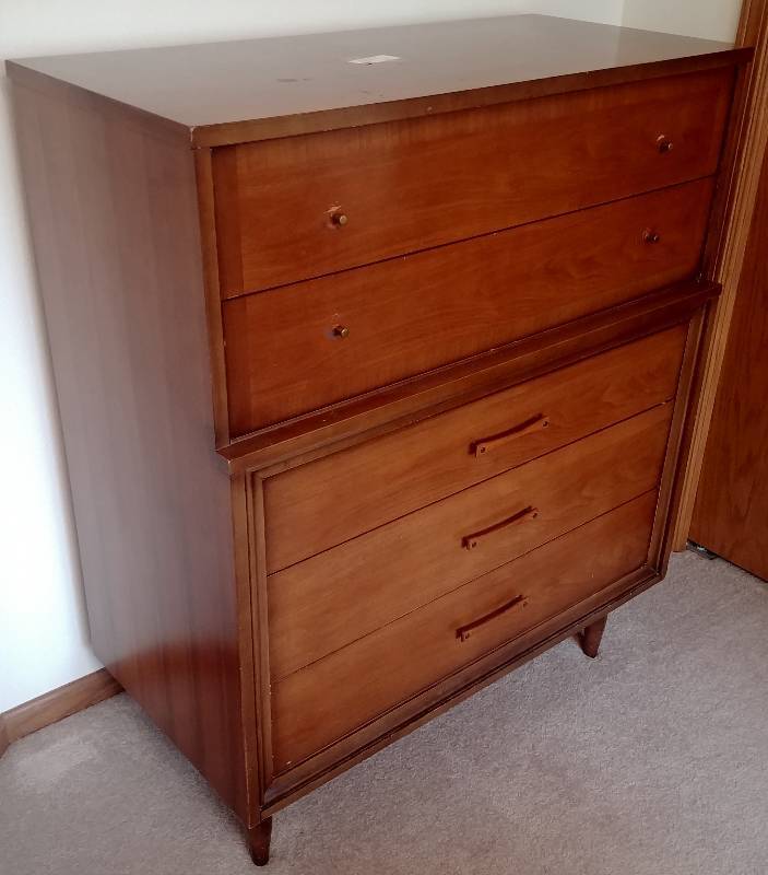 lot 9 image: Vintage Chest of Drawers