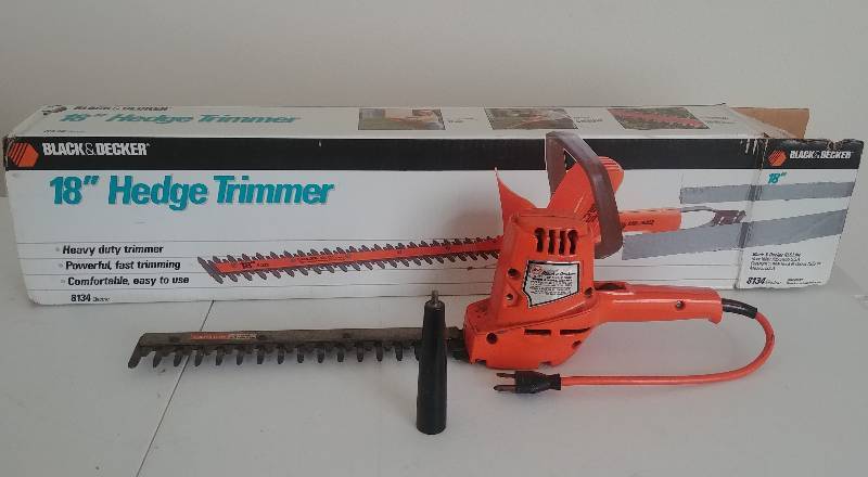 lot 32 image: Black and Decker 18 Hedge Trimmer