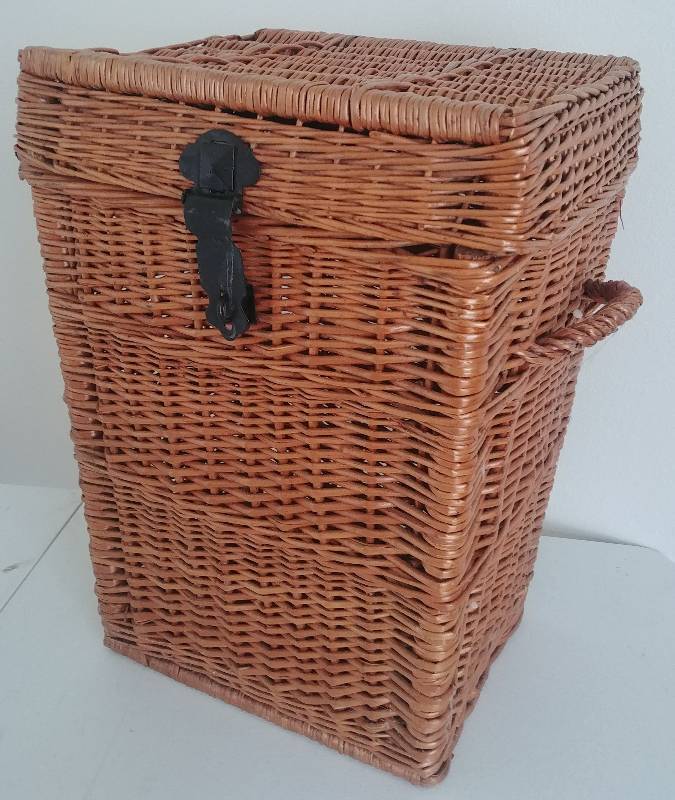 lot 34 image: Wicker Clothes Hamper