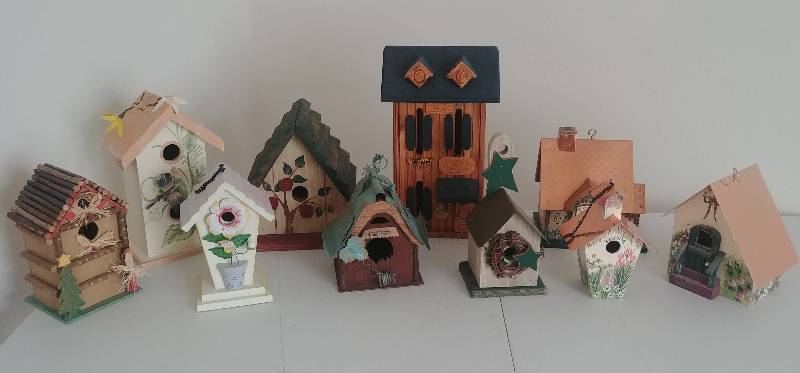 lot 38 image: Bird House Collection