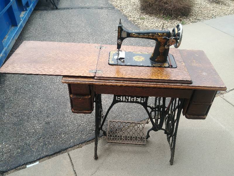 lot 43 image: Antique Singer Sewing Machine