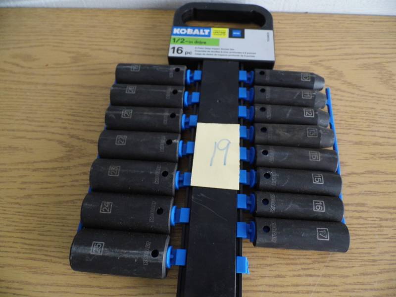 lot 19 image: Kobalt 16 pc 12 Drive Sockets