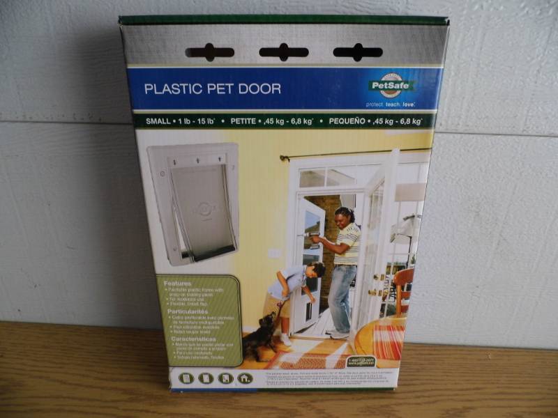 lot 30 image: Pet Safe Pet Door