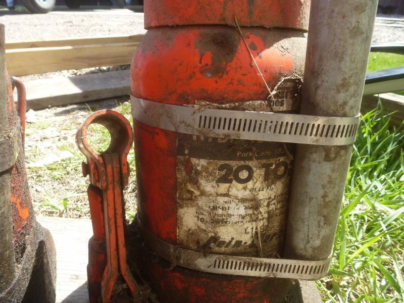 lot 13 image: Hydraulic Bottle Jacks