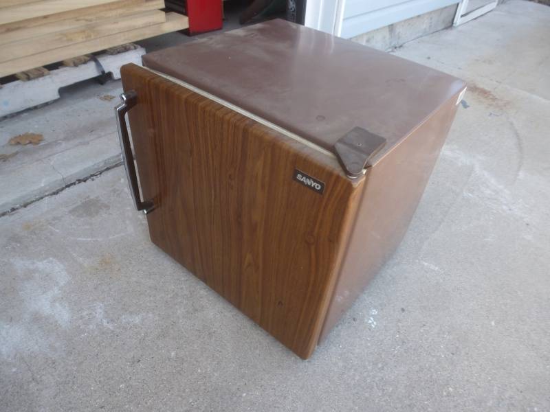 lot 16 image: Sanyo Cube Refrigerator