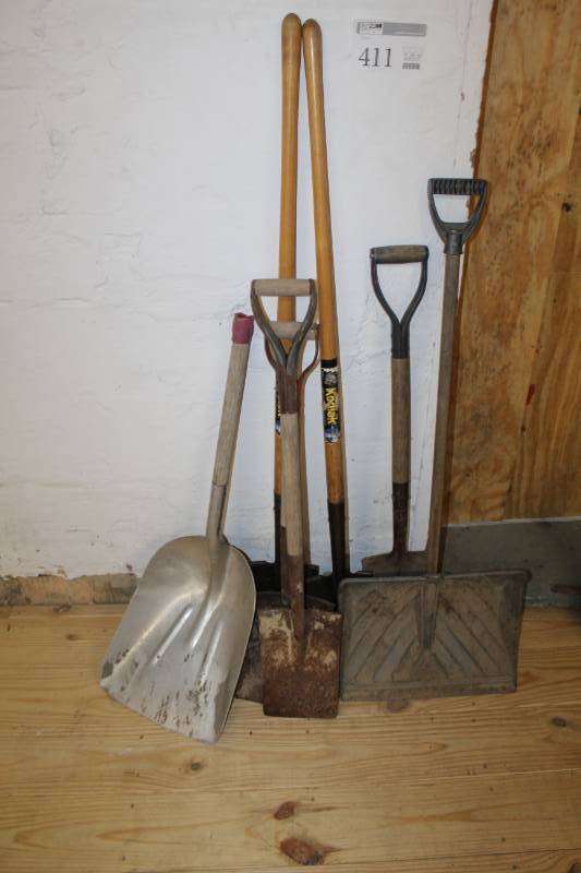 lot 411 image: Lot of shovels including roofing shovels