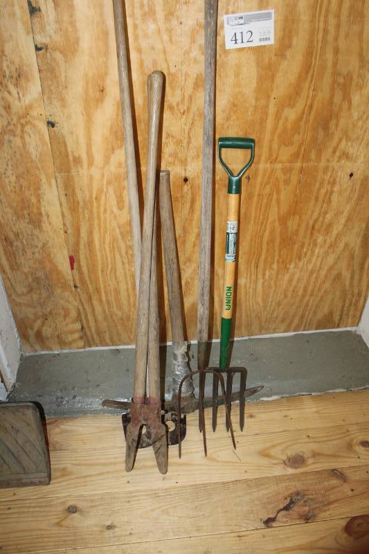 lot 412 image: Lot of pitch forks, pickax and post hole digger