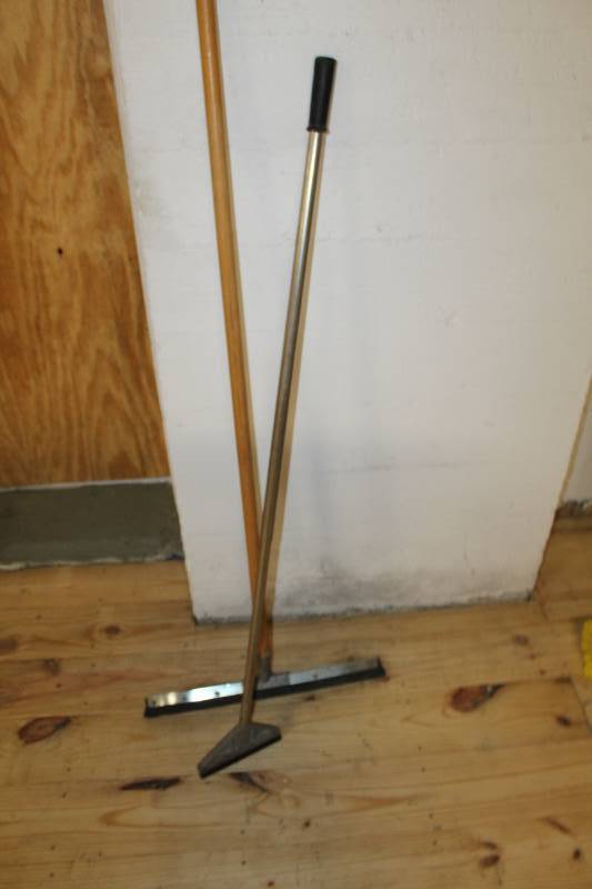 lot 413 image: Standup floor scraper and squeegee