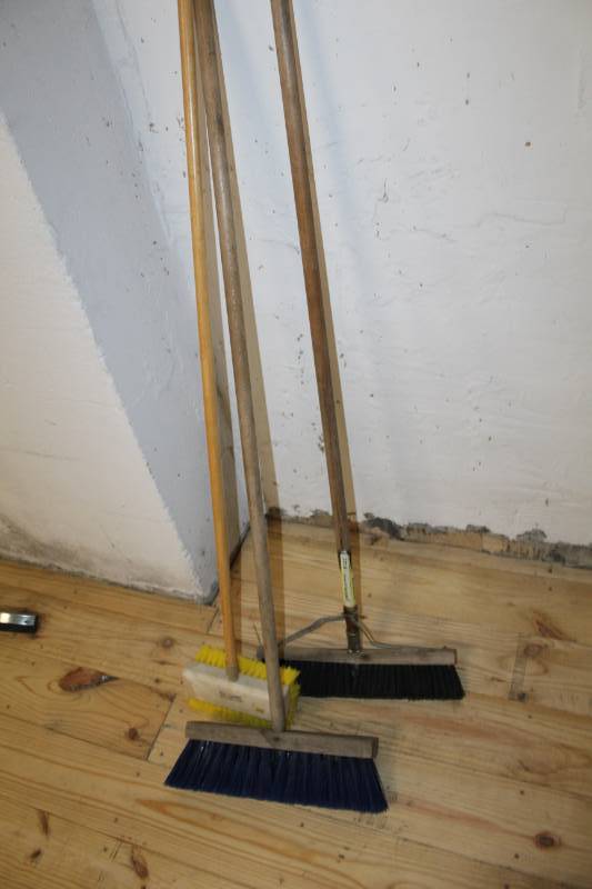 lot 414 image: Lot of brooms